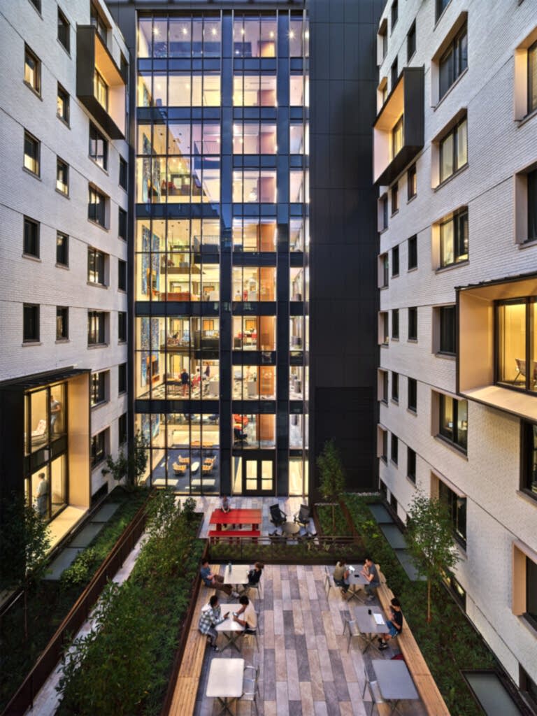 Thurston Hall_Exterior_Courtyard from South_VMDO_Alan Karchmer